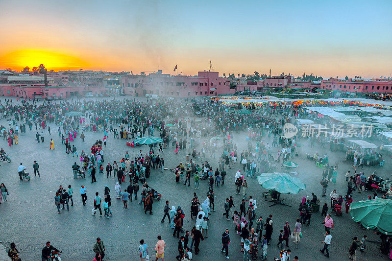 晚上Djemaa El Fna广场与库图比亚清真寺，马拉喀什，摩洛哥